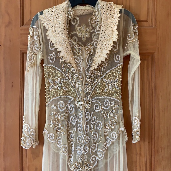 INDONESIAN KEBAYA beautifully beaded collared dress in gold and ivory. Mesh - Picture 7 of 7
